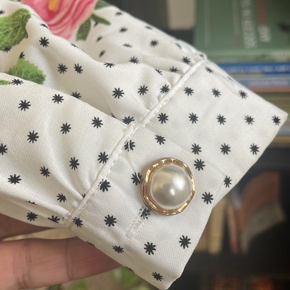 Bow tie blouse with a polka dot and flower design - Picture 4 of 8